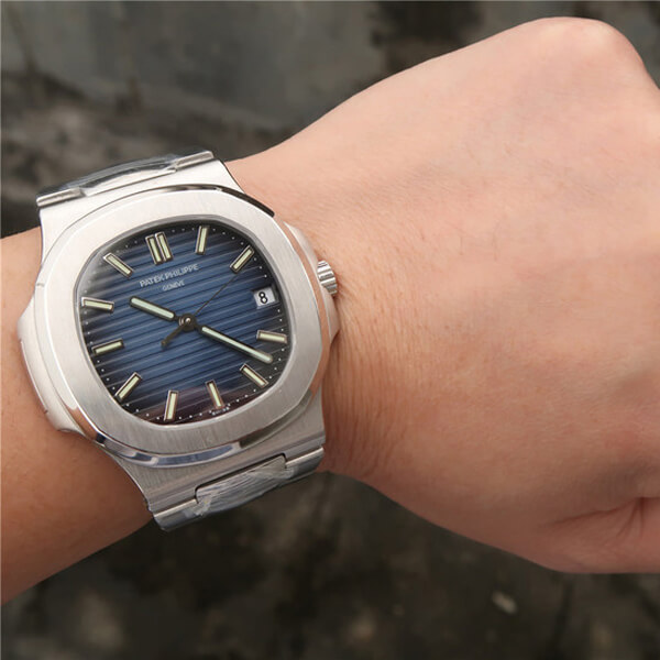 人気商品☆パテックフィリップPATEK PHILIPPEコピー ノーチラス ラージサイズ コピー 5711/1A-010メンズ 自動巻き ステンレス ブルー【スーパーコピーN級品】