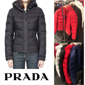 PRADA★セール！大人気!フード付きショートダウンジャケット♪ 29X544